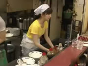 老少歡壽司店裡的美女壽司特別服務